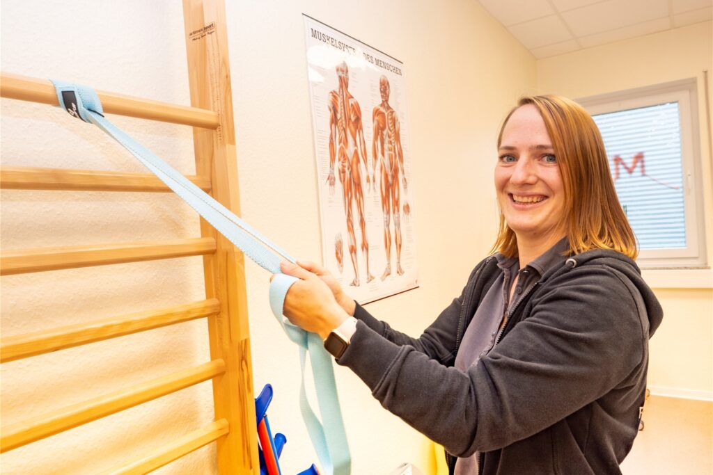 Die Physiotherapeutin Janine Surmann zeigt, wie man ein Thera-Band einsetzen kann.