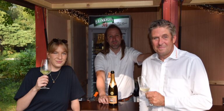 Edeka Gronemann aus Castrop-Rauxel ist zum ersten Mal beim Weinfest dabei. Anna Zurkova, Dennis Riemann und Inhaber Jens Gronemann (r.) sind gespannt, wie das Weinfest laufen wird.