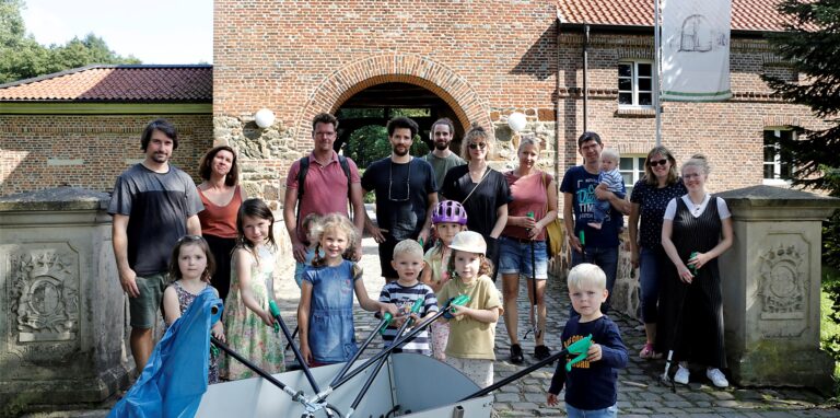 Erste gemeinsame Aktion: Die neue Parents for Future-Gruppe aus Sythen traf sich zur Müllsammelaktion am Schloss.