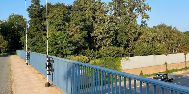 Auf der Brücke Horststraße über die A2 sind zurzeit Teleskopstangen angebracht, mit deren Hilfe der Verkehr gezählt wird.