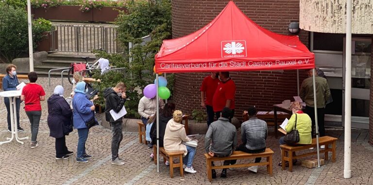 Schon vor dem Start der Impfaktion bildete sich eine Schlange auf dem Lambertusplatz.