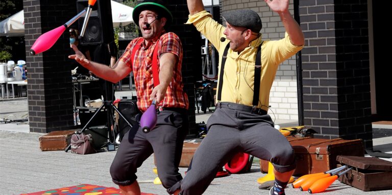 Das Zirkustheater „StandArt“ sorgte beim Familienfest am Theater für einen fulminanten Einstieg in die neue Theatersaison in Marl.