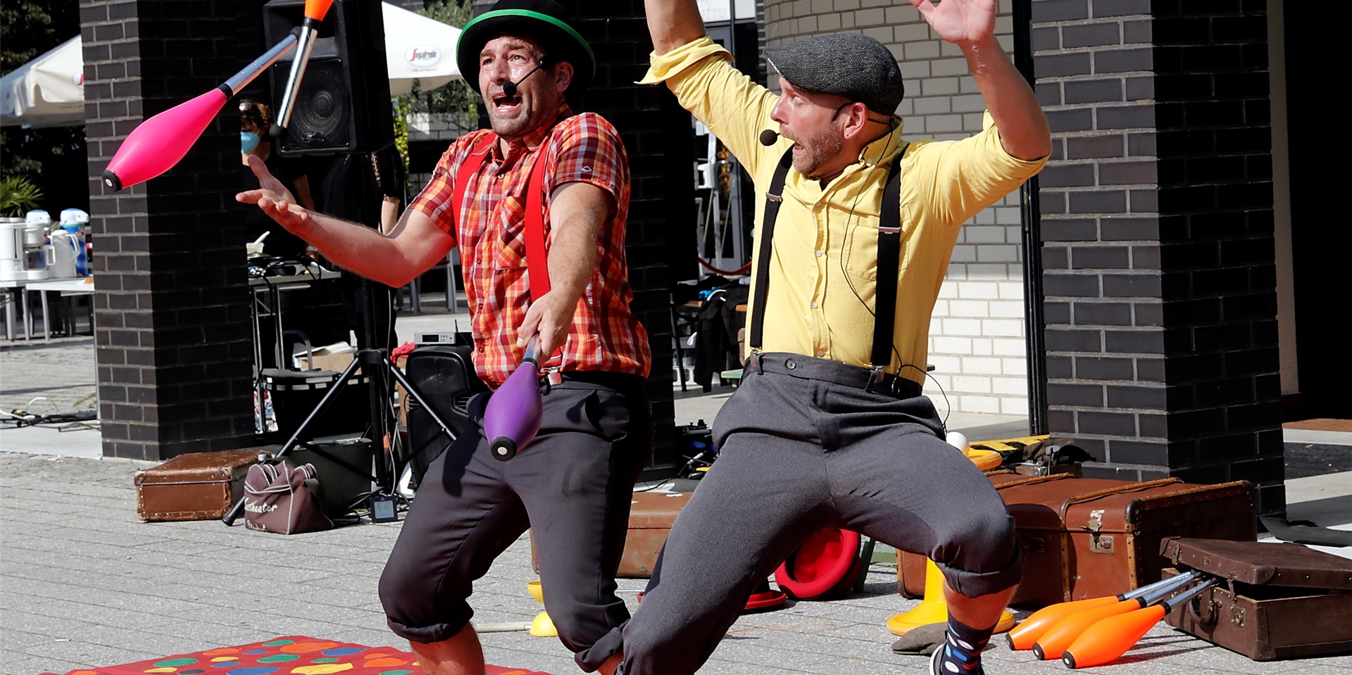 Das Zirkustheater „StandArt“ sorgte beim Familienfest am Theater für einen fulminanten Einstieg in die neue Theatersaison in Marl.