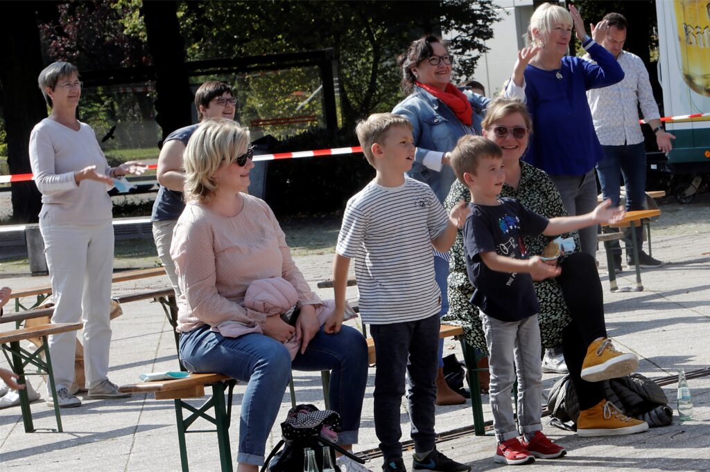 title attribut Mitmachen war angesagt beim Programm des Zirkustheaters