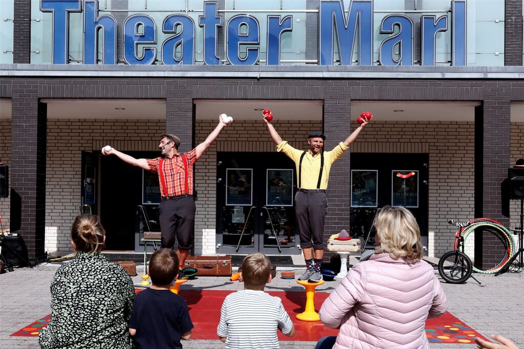title attribut Mit dem Familienfest wurde die neue Saison im Theater Marl eingeläutet.