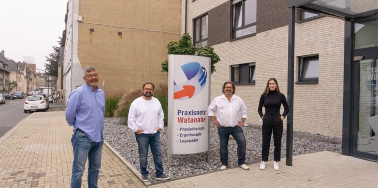 Jürgen Watanabe, Sepanta Khadjenouri, Oliver Bloemkolk und Roberta Bifano (v.l.) organisierten die Impfaktion, bei der sich Impfwillige kurzentschlossen impfen lassen können.