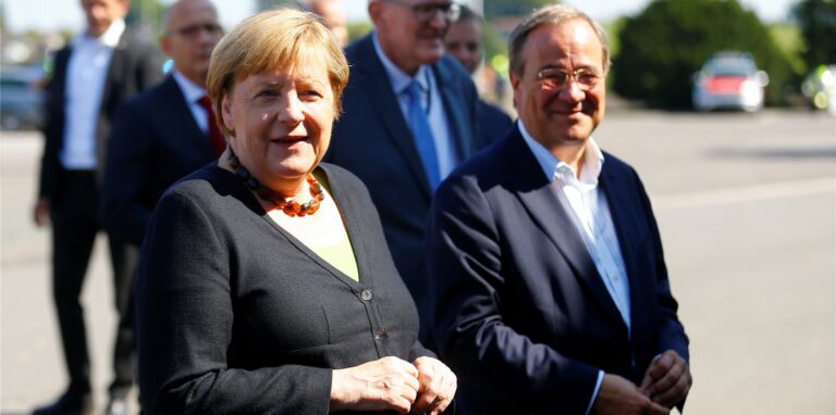 Bundeskanzlerin Angela Merkel (CDU) und Armin Laschet, Kanzlerkandidat der Union und Vorsitzender der CDU, haben das Feuerwehrhaus in Schalksmühle besucht.