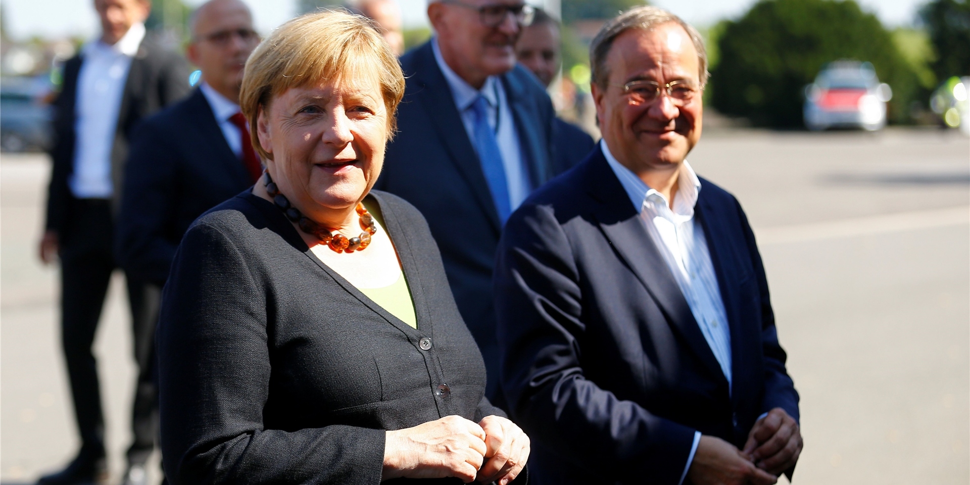 Bundeskanzlerin Angela Merkel (CDU) und Armin Laschet, Kanzlerkandidat der Union und Vorsitzender der CDU, haben das Feuerwehrhaus in Schalksmühle besucht.