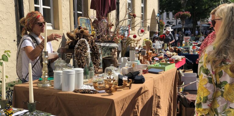 Der erste Halterner Themen-Flohmarkt brachte viel Leben in die Innenstadt. So viel Aufmerksamkeit hatte der Flohmarkt sonst bei Heimatfesten nicht. Unser Foto zeigt Claudia Obremski an ihrem Stand.