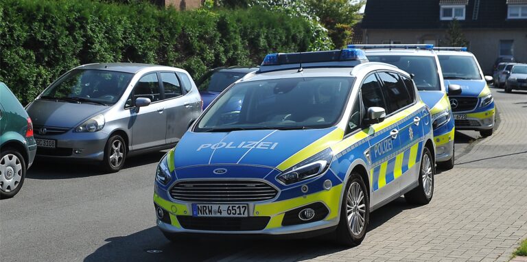 Bei einer Auseinandersetzung nahe dem Sportplatz am Fuchsweg  in Castrop-Rauxel-Merklinde war die Polizei am Sonntagnachmittag mit mehreren Autos im Einsatz.