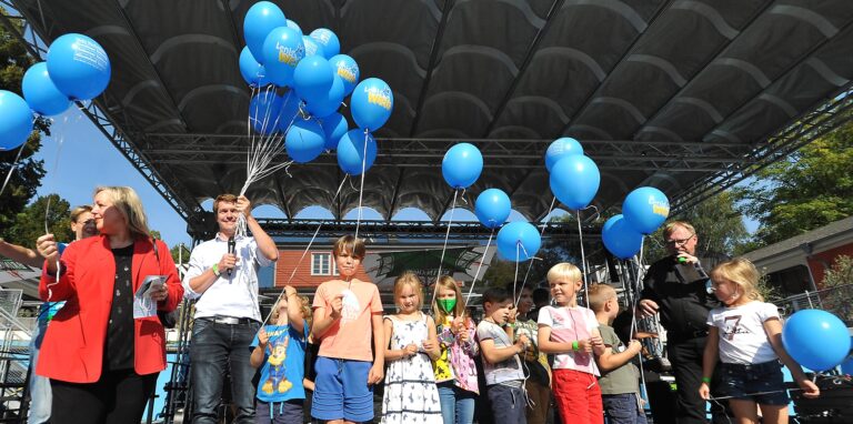 Zum Ende der Luftballonaktion der Ruhr Nachrichten konnten Kinder noch einmal viele blaue Ballons in die Luft steigen lassen.