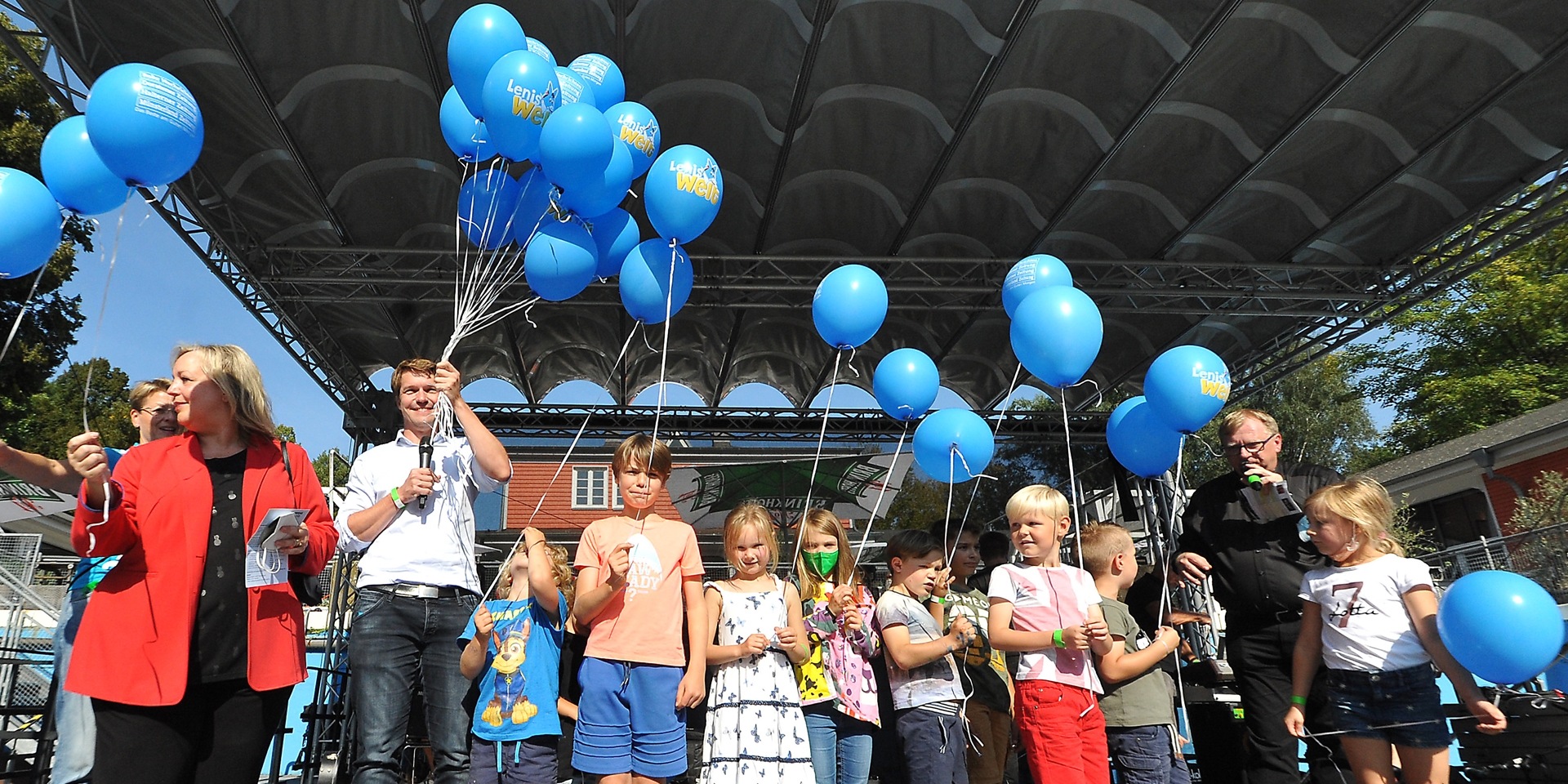 Zum Ende der Luftballonaktion der Ruhr Nachrichten konnten Kinder noch einmal viele blaue Ballons in die Luft steigen lassen.