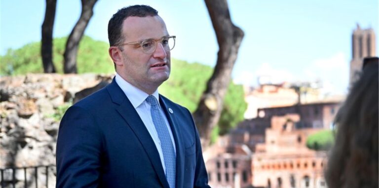 Bundesgesundheitsminister Jens Spahn (CDU) spricht am Rande des G20-Treffens der Gesundheitsminister mit Journalisten.