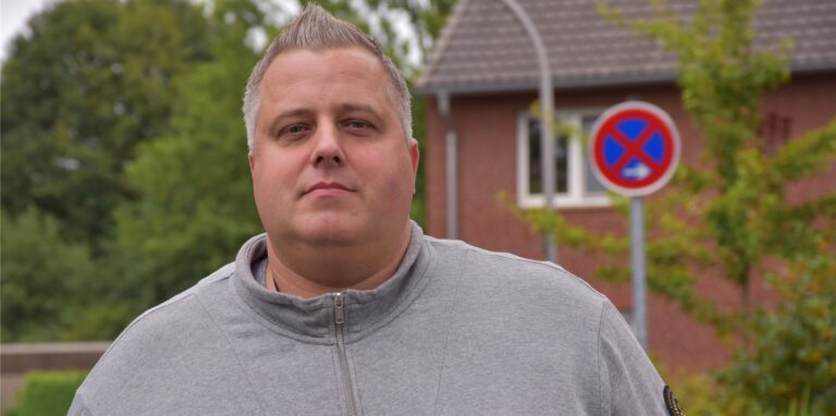 Viele Familien besitzen mittlerweile zwei Autos. Dennis Beyer hat für das neue Halteverbot kein Verständnis.
