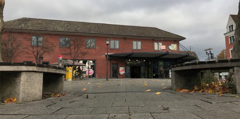 Am Hauptbahnhof in Rauxel wurde ein Mann überfallen. Jetzt werden Zeugen gesucht.