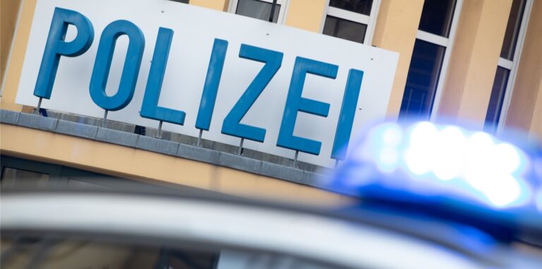 Ein mutmaßlicher Drogendealer hat mit versehentlichen Notrufen im Schlaf die Polizei angelockt. (Symbolbild)