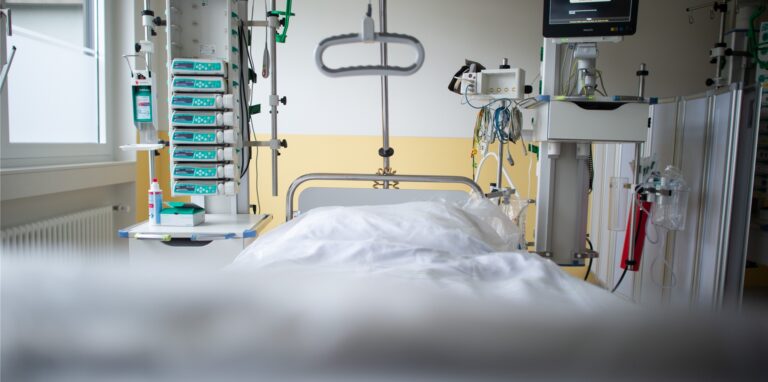 Ein leeres Bett steht auf der Intensivstation eines Krankenhauses.