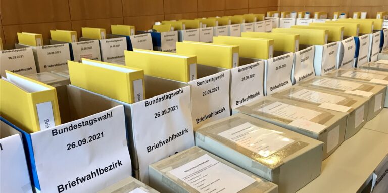 Immer mehr Menschen wählen die Briefwahl. Im Wahlbüro sind die Unterlagen aufgereiht nach Briefwahlbezirken.