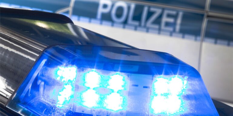 In zwei NRW-Städten haben Hochzeitsgäste Schüsse aus Autos in die Luft abgegeben. (Symbolbild)