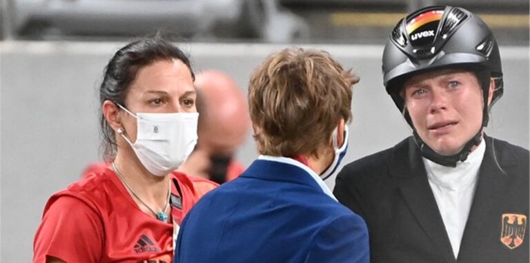 Fünfkampf-Trainerin Kim Raisner (l) wurde vom Weltverband sanktioniert – Annika Schleu (r) nicht. Foto: Marijan Murat/dpa