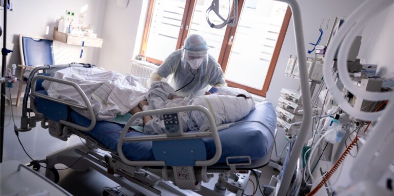 Mehrere Krankenhäuser berichten von steigenden Patientenzahlen, die aber weit unter den bisherigen Höchstständen der Pandemie lägen.