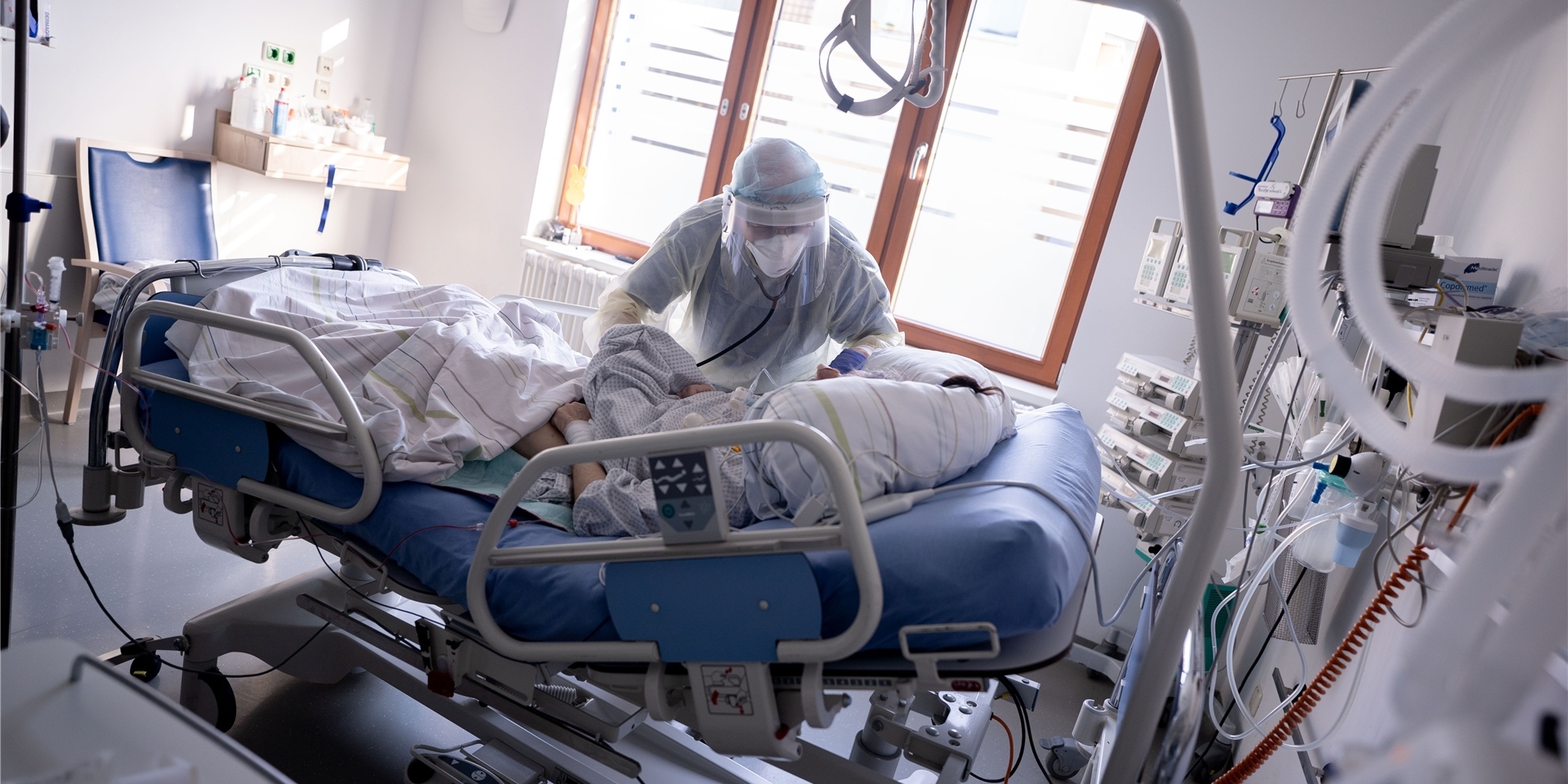 Mehrere Krankenhäuser berichten von steigenden Patientenzahlen, die aber weit unter den bisherigen Höchstständen der Pandemie lägen.