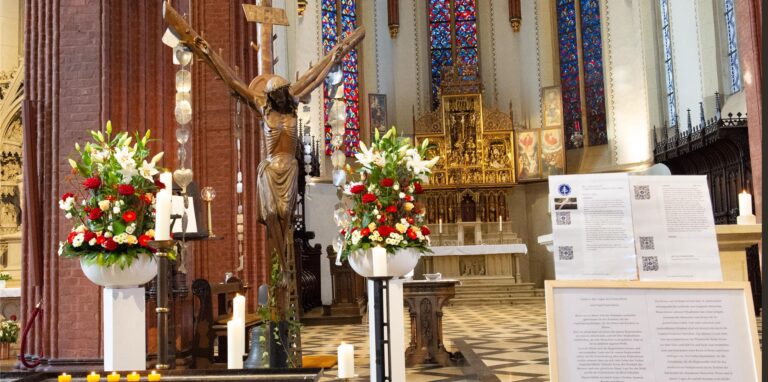 Ein Foto von 2020. Das Gabelkreuz wird auch in diesem Jahr wieder festlich geschmückt, es bleibt aber als eine von mehreren Stationen der großen Kreuztracht in der Kirche.