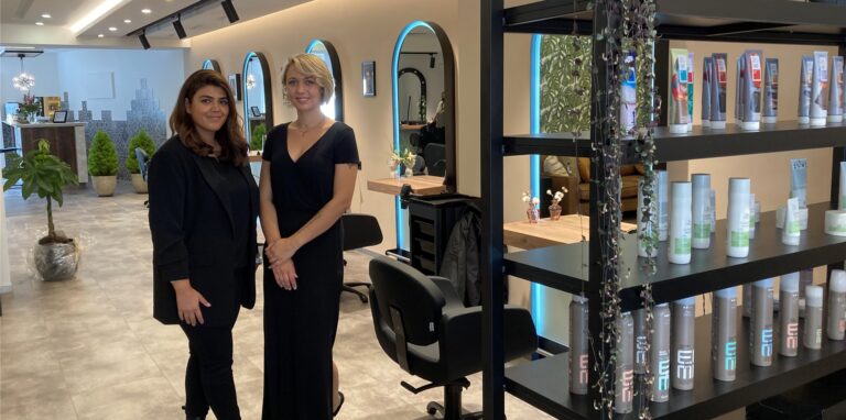 Sema Mihlar (l.) und Alexandra Müller in ihrem neuen Salon in der Fußgängerzone am Dorstener Markt.