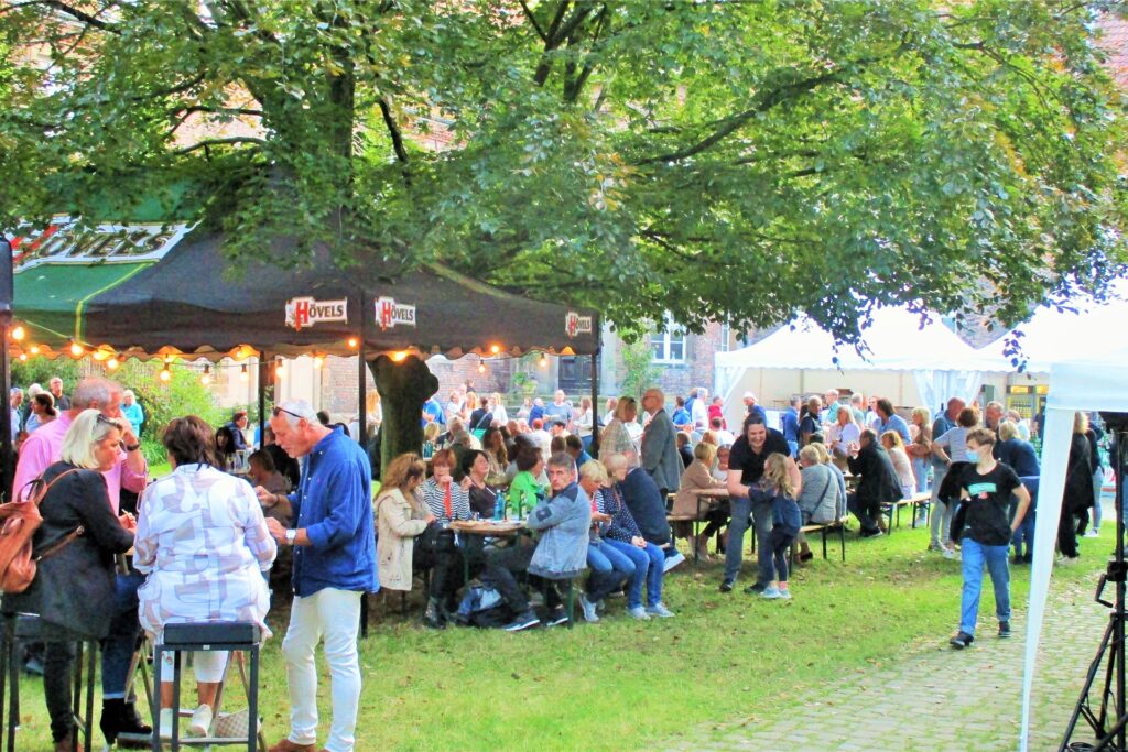 title attribut Die Atmosphäre auf Schloss Bladenhorst war ausgelassen. Die Besucher freuten sich über verschiedene Weine und Live-Musik.