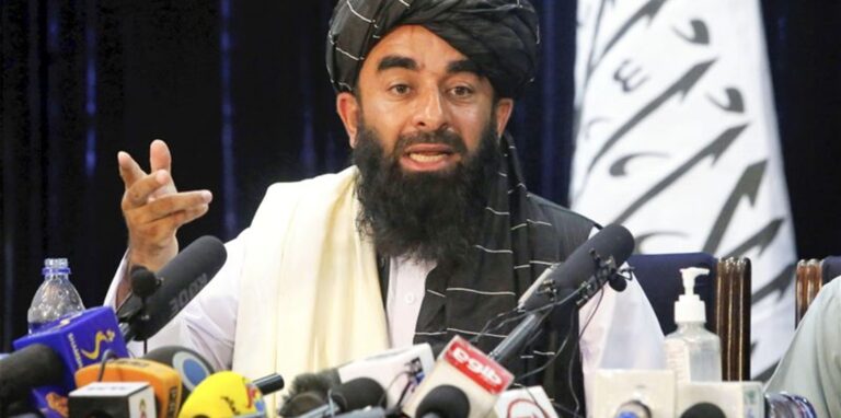 Sabiullah Mudschahid, Sprecher der Taliban, während einer Pressekonferenz in Kabul.