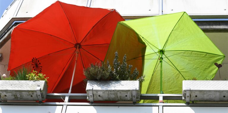 Ein betrunkener Mann soll Blumenkästen vom Balkon geworfen und dabei einen 6-Jährigen getroffen haben. (Symbolbild)