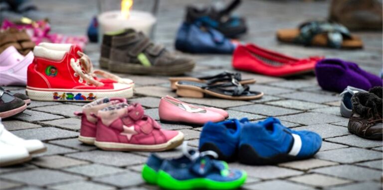 Bei einer Schweigeaktion für die «Kinder von Lügde» stehen Kinderschuhe auf dem Boden. Foto: Christophe Gateau/dpa