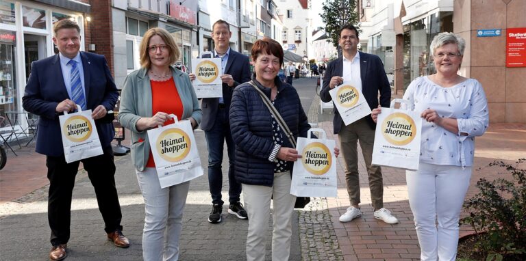 Stadt und Geschäftsleute unterstützen die Aktion Heimat shoppen in Haltern, v.l. Bürgermeister Andreas Stegemann, Judith Kreft (Wirtschaftsförderung), Stephan Steinberg (Halterner Zeitung), Maria Lichter (Wirtschaftsförderung), Christoph Kleinefeld (Werbegemeinschaft) und Angelika Schmäing (Reisebüro Haltern).