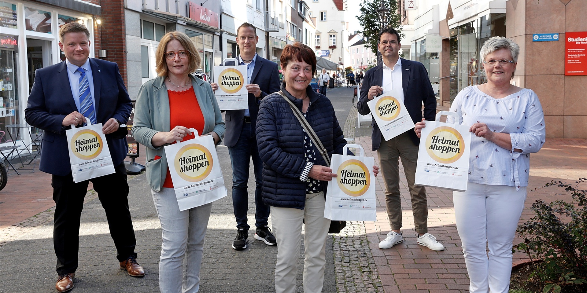 Stadt und Geschäftsleute unterstützen die Aktion Heimat shoppen in Haltern, v.l. Bürgermeister Andreas Stegemann, Judith Kreft (Wirtschaftsförderung), Stephan Steinberg (Halterner Zeitung), Maria Lichter (Wirtschaftsförderung), Christoph Kleinefeld (Werbegemeinschaft) und Angelika Schmäing (Reisebüro Haltern).