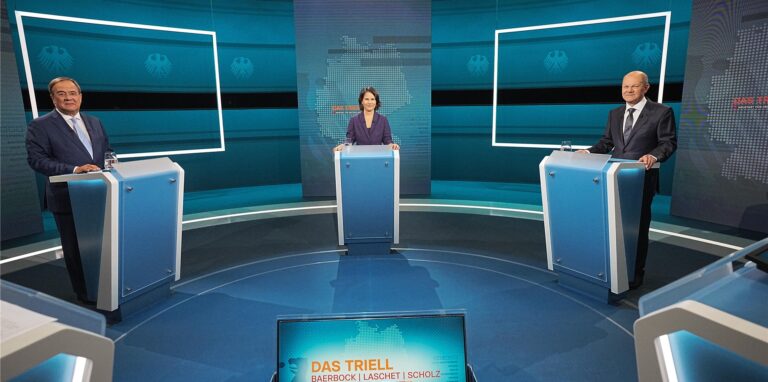 Die Kanzlerkandidaten Armin Laschet (l., CDU), Annalena Baerbock (Bündnis 90/Die Grünen) und Olaf Scholz (SPD) treten am Sonntag, 12. September, um 20.15 Uhr zum nächsten TV-Triell in der ARD an.