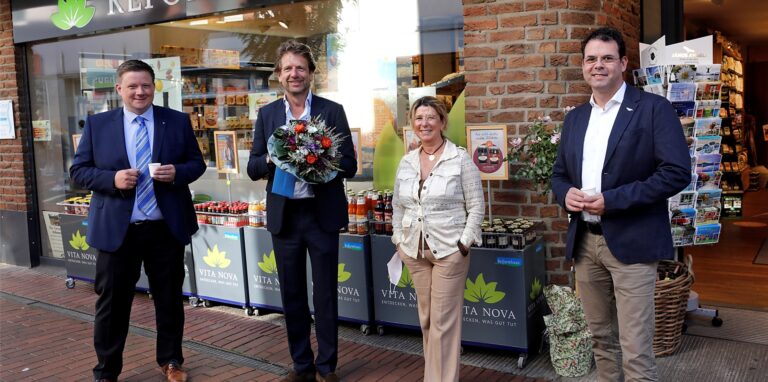 Bürgermeister Andreas Stegemann (l.) und der Geschäftsführer der Werbegemeinschaft Christoph Kleinefeld (r.) gratulierten Inhaber Günter Kaubisch und Geschäftsführerin Debora Meli zur Auszeichnung.