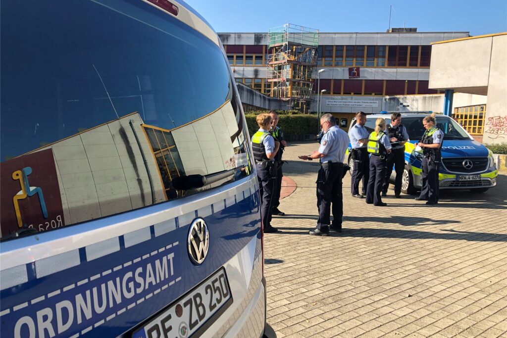 title attribut Wegen der Impfgegner-Versammlung sind zahlreiche Kräfte von Ordnungsamt und Polizei vor Ort.