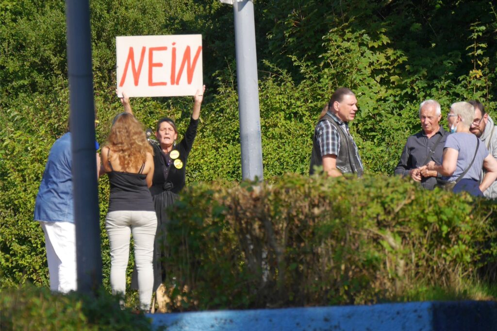 title attribut Die Impfgegner kritisierten die Impfaktion an der Rosa-Parks-Schule mit Worten und Plakaten.