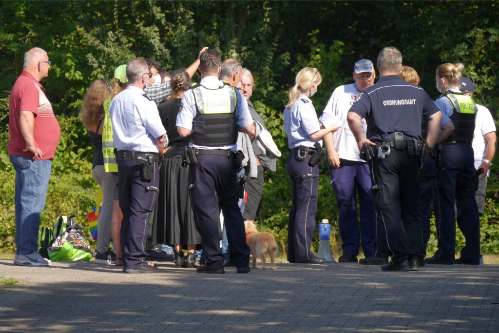 title attribut Polizei und Ordnungsamt sind hier im Gespräch mit den Demonstranten.