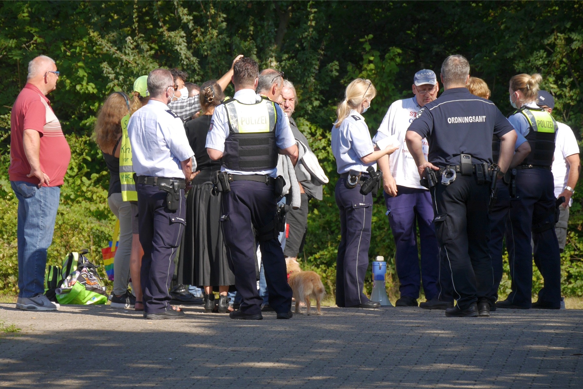 Bei der städtischen Impfaktion an der Rosa-Parks-Schule gab es eine Versammlung von Impf-Gegnern.