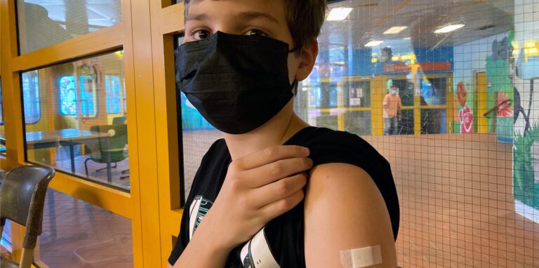 Finlay wird am Tag der Impfaktion in der Rosa-Parks-Schule zwölf Jahre alt und wünscht sich, als Erster geimpft zu werden.