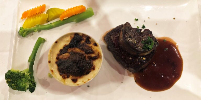 Eine der beiden Hauptspeisen im Menü: „Rossini“ Rinderfilet mit gebratener Gänsestopfleber und Kartoffelgratin.