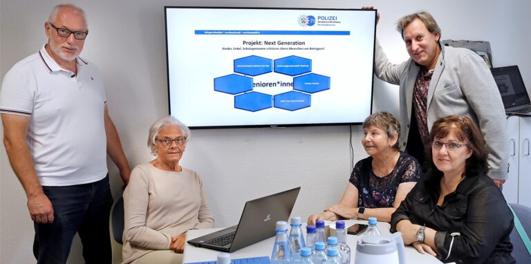 Polizeihauptkommissar Fank Böttcher (stehend rechts) informierte zusammen mit den Seniorenbeiratsmitgliedern Rüdiger Haake, Renate Werner, Ulrike Frey und Nicola Farin (v.l.) über das Projekt Next Generation.