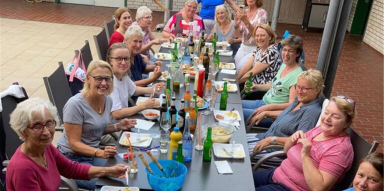 Die Kassenfrauen im Sythener Freibad grüßen den unbekannten Dieb, der die Arbeit von Ehrenamtlichen mit Füßen tritt.