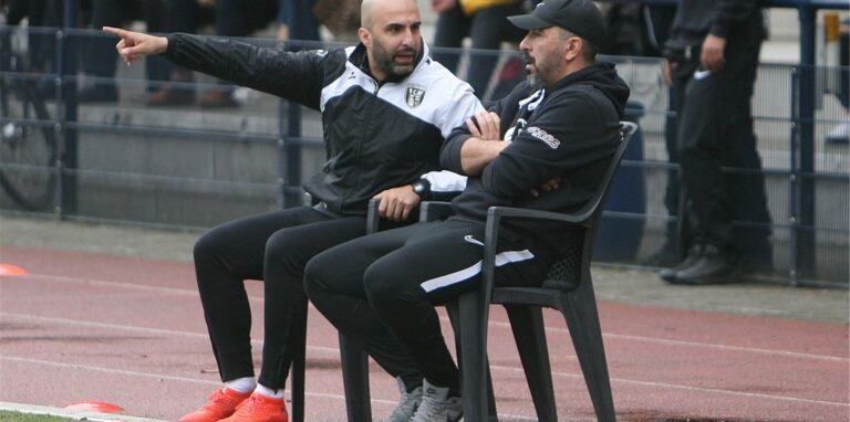 Tüfteln an der Ausrichtung der Mannschaft: Coach Mani Mulai (r.) und sein Co-Trainer Saiffidin El Batal.