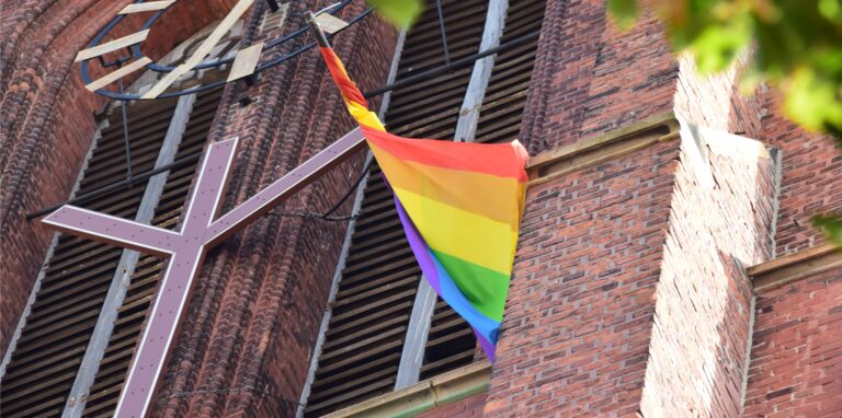 Mit dem Hissen der Regenbogenfahne will die katholische Kirche in Haltern klarstellen: Alle Menschen sind willkommen – unabhängig davon, wie sie ihre Liebe zueinander ausdrücken.