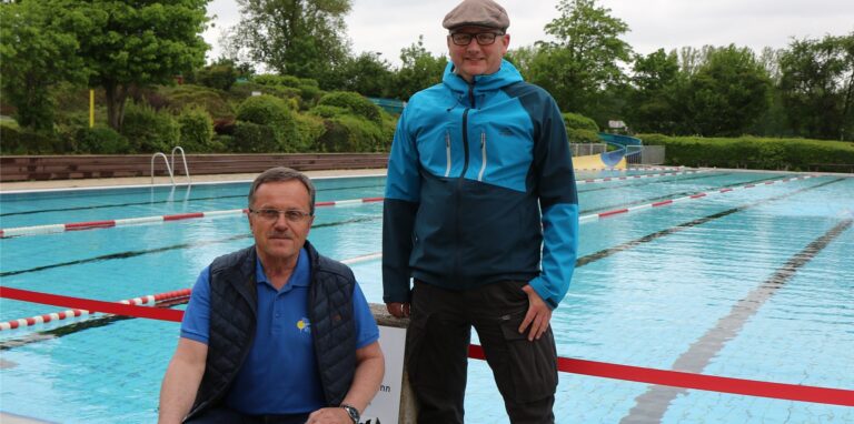 Vorsitzender Heinrich Wiengarten (l.) und Geschäftsführer Timo Deitmer vom Freibadverein Sythen, hoffen, dass der Verein auch diesmal bei Sparda Leuchtfeuer wieder vorn dabei ist.