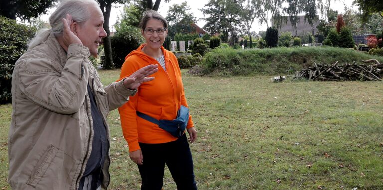 Hier wird man in Zukunft seine Komposition hören können: Klangkünstler Burkard Schmidl erläuterte Pfarrerin Sabine Bärenfänger sein Konzept.