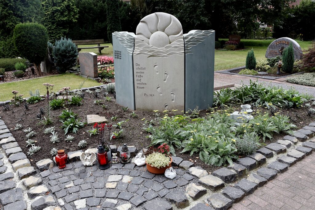 title attribut Neue Urnengrabfelder wie das Horizontfeld sind auf dem evangelischen Friedhof entstanden.