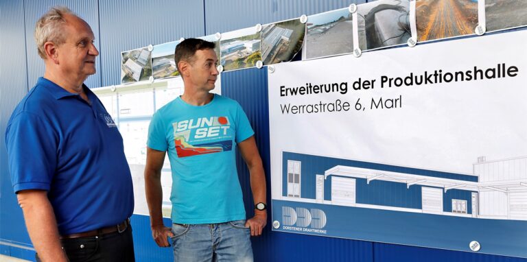 Geschäftsführer Rüdiger Tüshaus (l.) und Betriebsleiter Oliver Hoffmann mit den Plänen für den Anbau in Marl.